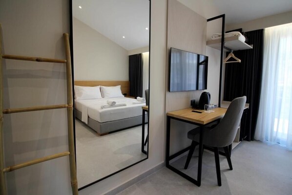 Deluxe Double Room, French Balcony | Minibar, in-room safe, desk, blackout drapes - Niklas Boutique Hotel (Sarandë)