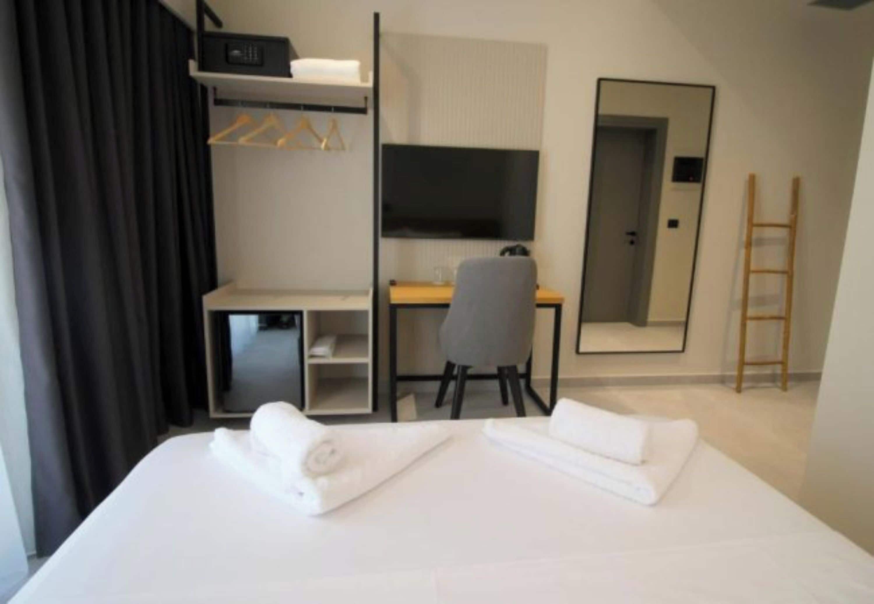 Minibar, caja de seguridad en la habitación y escritorio 