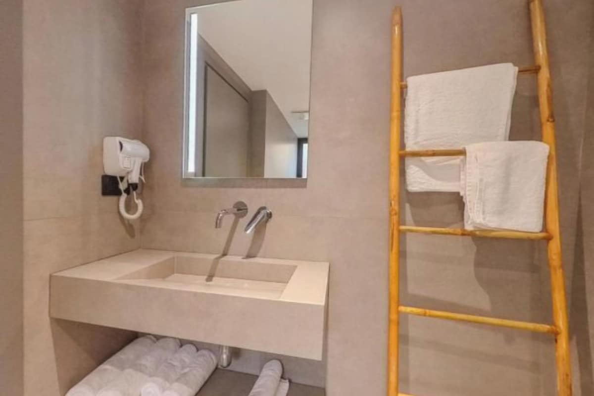 Kamar mandi | Shower, pengering rambut, sandal, dan handuk