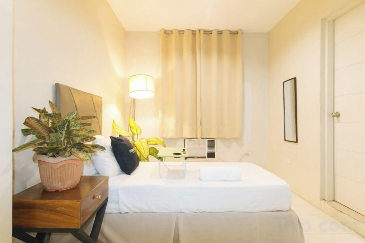 Escritorio, wifi gratis, ropa de cama