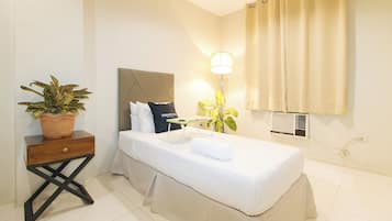 Een bureau, gratis wifi, beddengoed