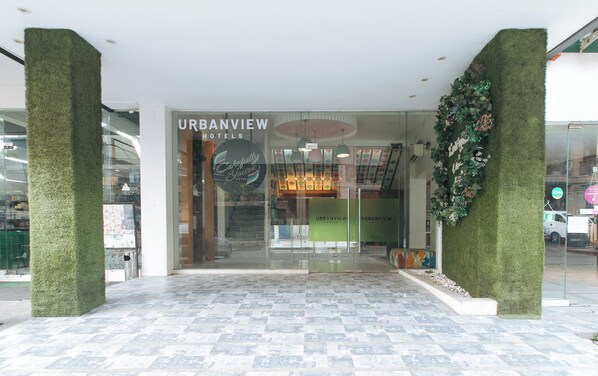 Pintu masuk properti