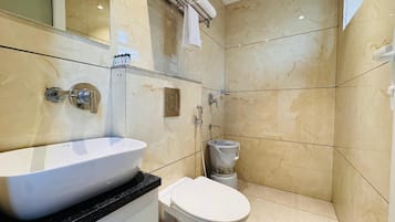 Phòng Suite dành cho gia đình | Phòng tắm | Buồng tắm vòi sen, khăn tắm, xà phòng, dầu gội