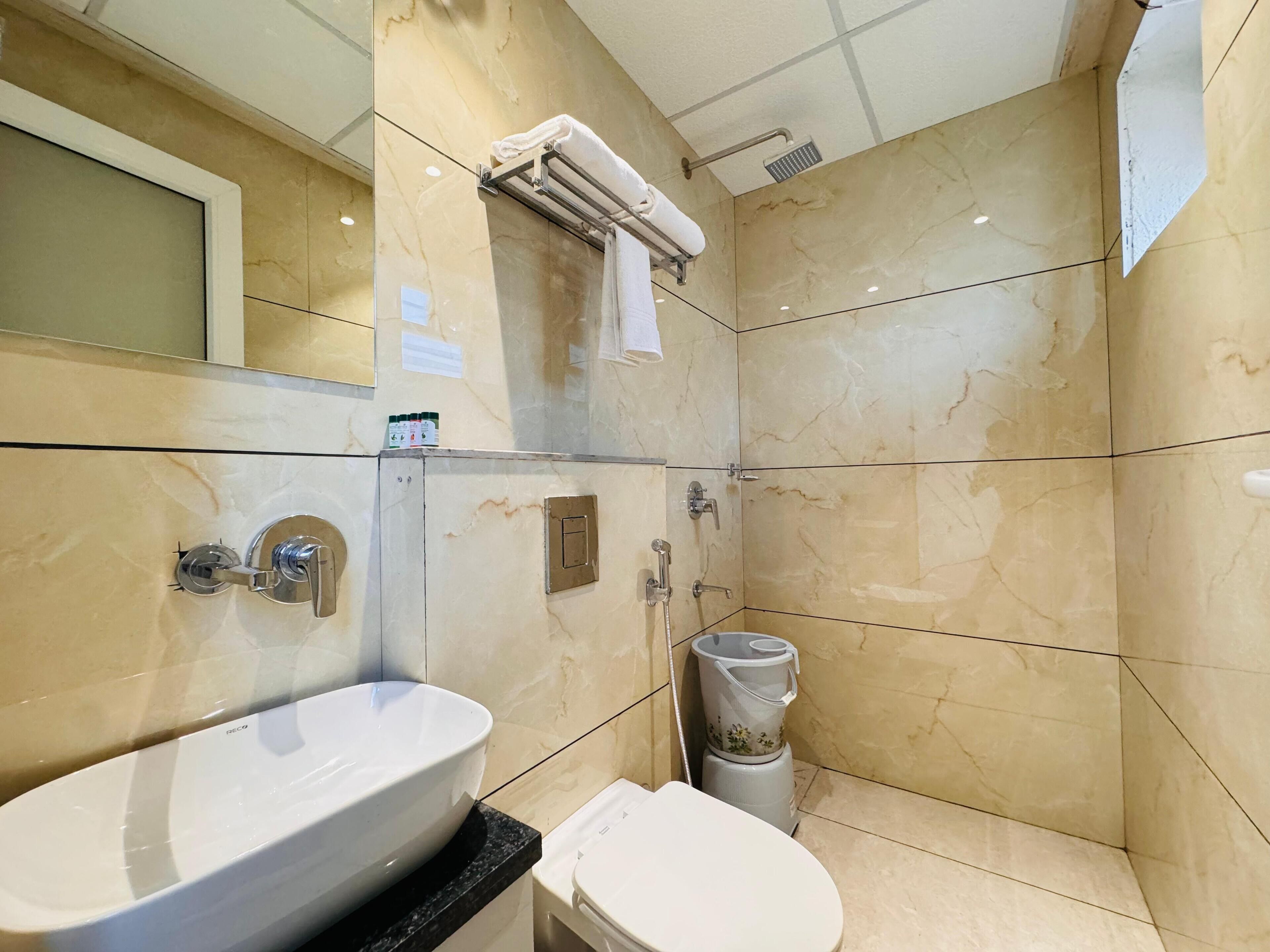 Familieværelse | Badeværelse | Bruser, håndklæder, Sæbe, Shampoo