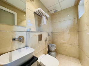 Family Room | Bathroom | Shower, towels, soap, shampoo - Hotel Rudhav Palace (Ujjain)