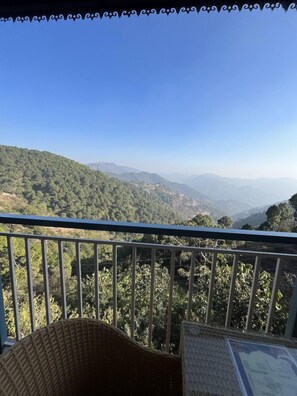 Un balcone con vista su un paesaggio montuoso.