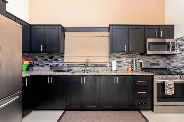 Refrigerador con freezer, microondas, horno, tetera/pava eléctrica