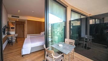 Minibar, Zimmersafe, Schreibtisch, Verdunkelungsvorhänge