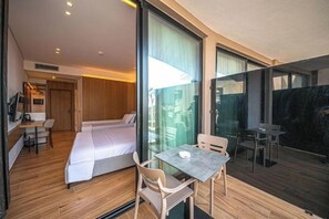 Minibar, Zimmersafe, Schreibtisch, Verdunkelungsvorhänge