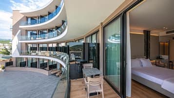Junior suite, balkon, uitzicht op zee | 1 slaapkamer, een minibar, een kluis op de kamer, een bureau