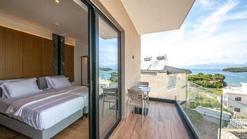 Deluxe Double or Twin Room with Balcony and Sea View | Minibar, brankas, meja kerja, dan tirai kedap cahaya