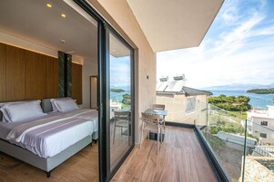 Deluxe Double or Twin Room with Balcony and Sea View | Frigobar, cofres nos quartos, escrivaninha, cortinas blackout