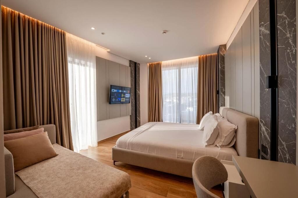 ميني بار وخزنة داخل الغرفة ومكتب  وستائر تعتيم