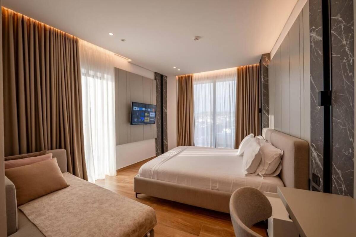Suite junior, balcón, vista al mar | Minibar, caja de seguridad en la habitación y escritorio