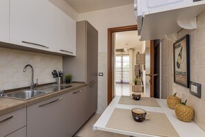 冷蔵庫、電子レンジ、オーブン、コンロ