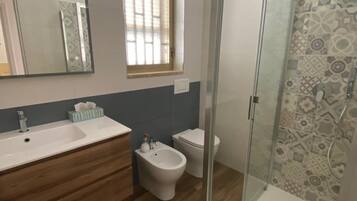 Amenidades de baño ecológicas, secadora de cabello, bidet, toallas