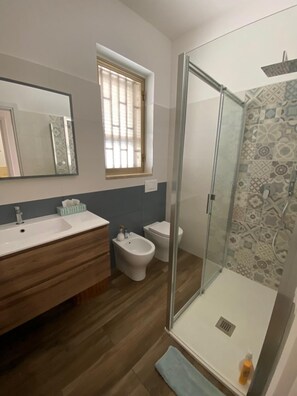 Eco-friendly toiletries, hair dryer, bidet, towels