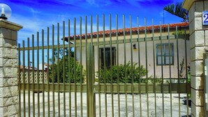 A gated property with a stone wall and a metal gate. - Villino Oleandro ad 1 Minuto a Piedi Dalla Spiaggia, Climatizzato e con Wifi (Santa Maria del Focallo)