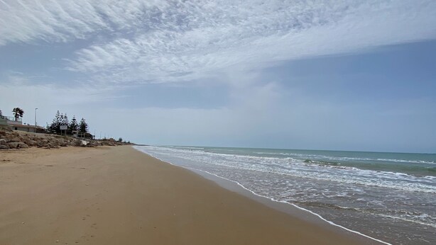 A wide sandy beach with gentle waves and a clear sky. - Villino Oleandro ad 1 Minuto a Piedi Dalla Spiaggia, Climatizzato e con Wifi (Santa Maria del Focallo)