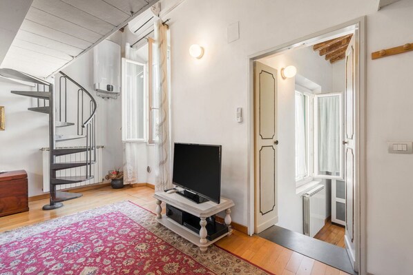 Interior - Beautiful apartment for 2 guests with A/C, WIFI, TV, pets allowed and panoramic view (Florence)