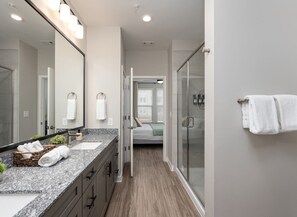 Hair dryer, towels - Upscale, New Apt | Pool  | Long Stays (Athens)