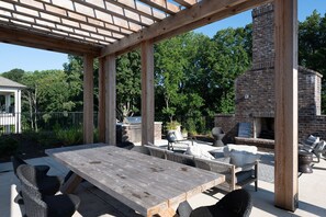 Outdoor dining - Upscale, New Apt | Pool  | Long Stays (Athens)