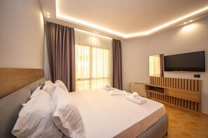 Habitación Deluxe doble, balcón, vistas al mar | Caja fuerte, escritorio, cortinas opacas y wifi gratis