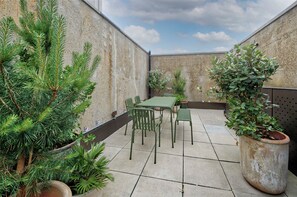 Outdoor dining - Balfron Tower (London)