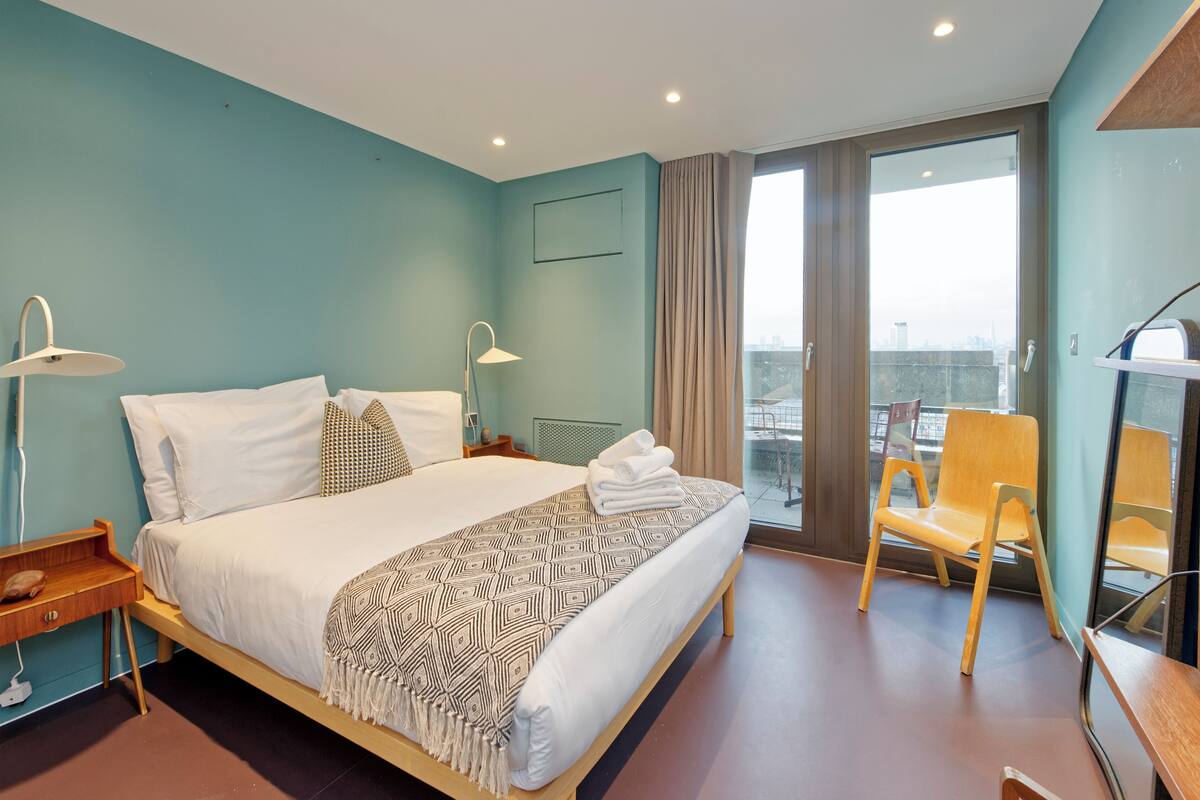 Executive Apartment, Balcony | 3 bedrooms, iron/ironing board, free WiFi, bed sheets