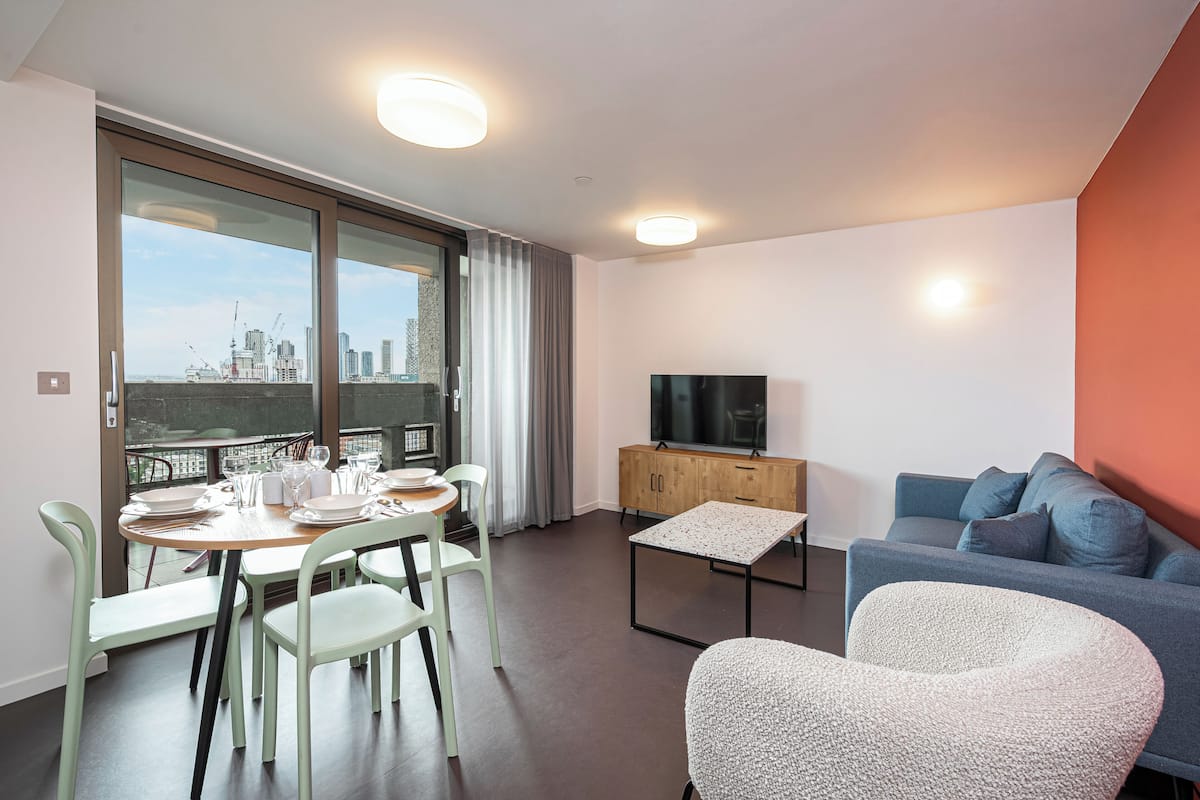 Exclusive Apartment, Balcony | 3 bedrooms, iron/ironing board, free WiFi, bed sheets