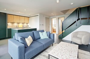 Deluxe-Apartment, Balkon | Wohnbereich