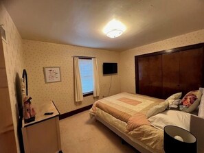 Free WiFi, bed sheets - Historic 1937 Charming Home in Sturigs (Sturgis)