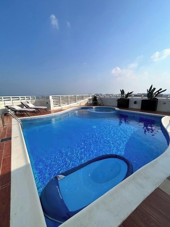 Outdoor pool - Saxophone Suites (Amwaj Islands)