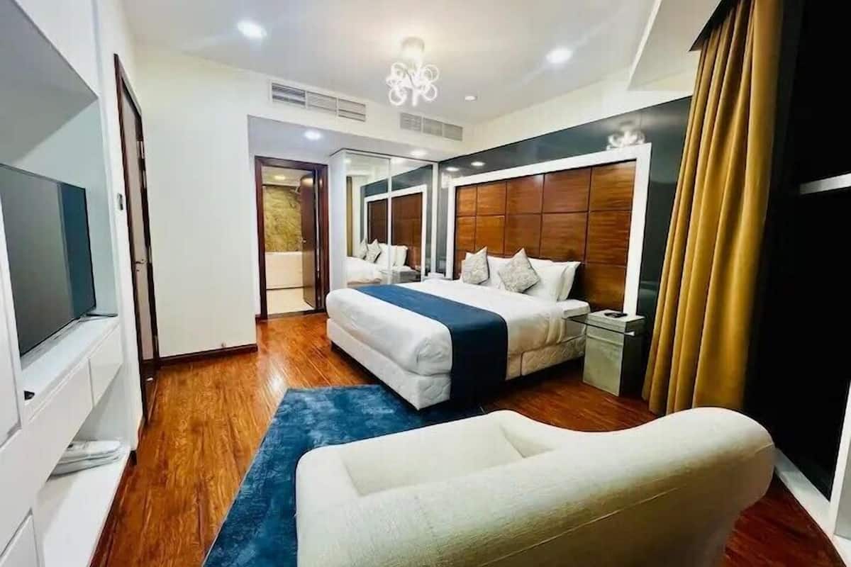 2 bedrooms, premium bedding, memory foam beds