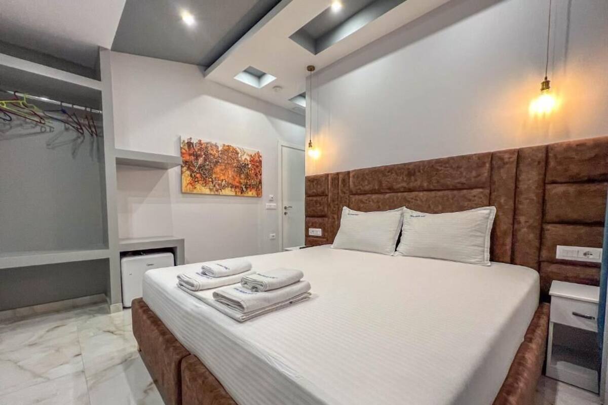 Escritorio, wifi gratis y ropa de cama