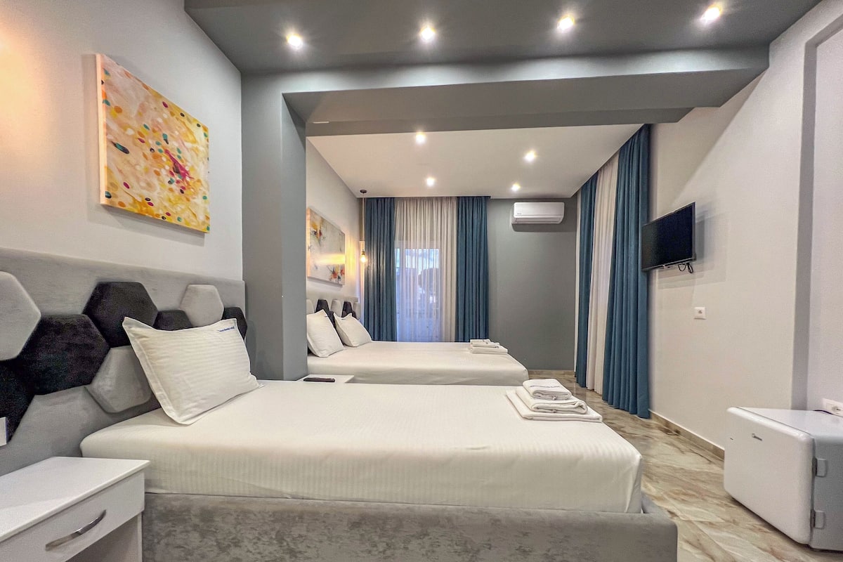 Driepersoonskamer, balkon, uitzicht op zee | Een bureau, gratis wifi, beddengoed