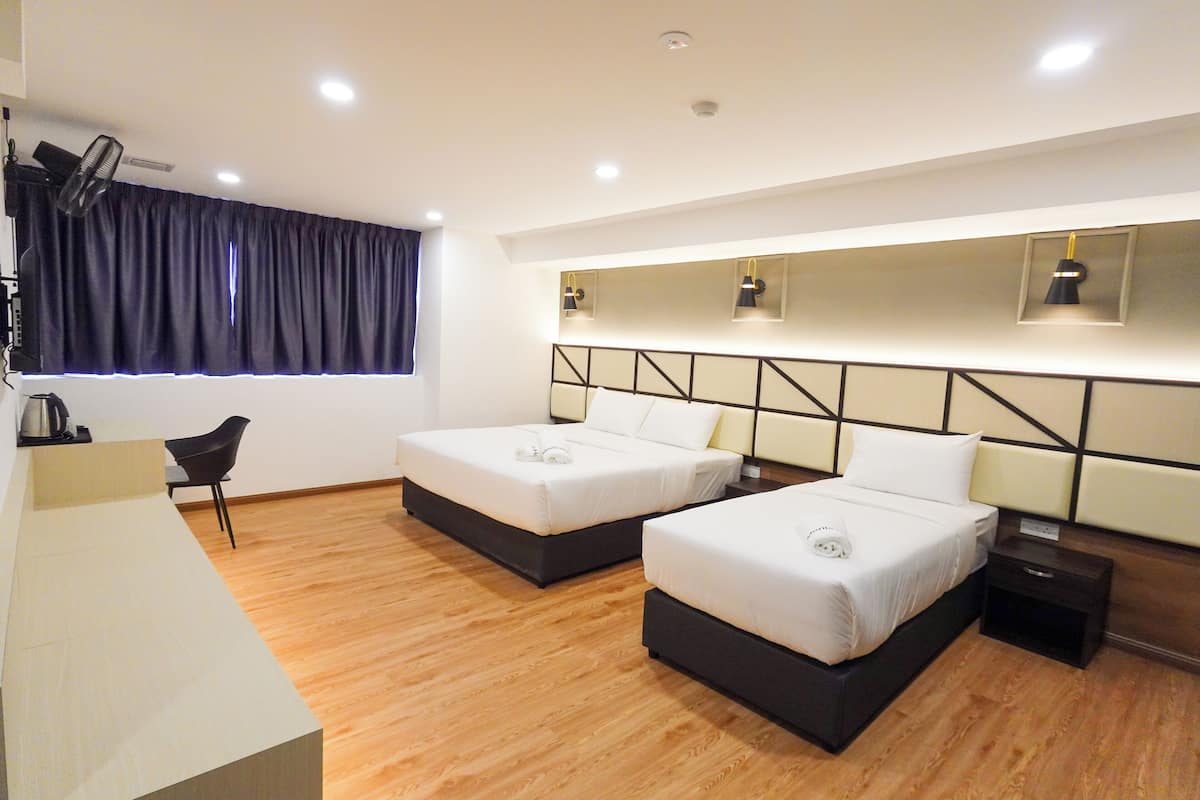 Family Room | Desk, laptop workspace, blackout drapes, free WiFi