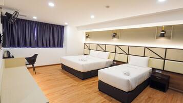 Chambre Familiale | Bureau, espace de travail pour ordinateur portable, rideaux occultants