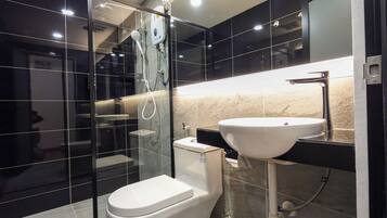 Deluxe Double Room, 1 Queen Bed | Bathroom