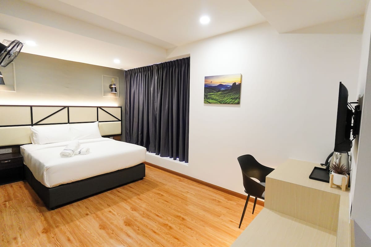 Deluxe Double Room, 1 Queen Bed | Desk, laptop workspace, blackout drapes, free WiFi