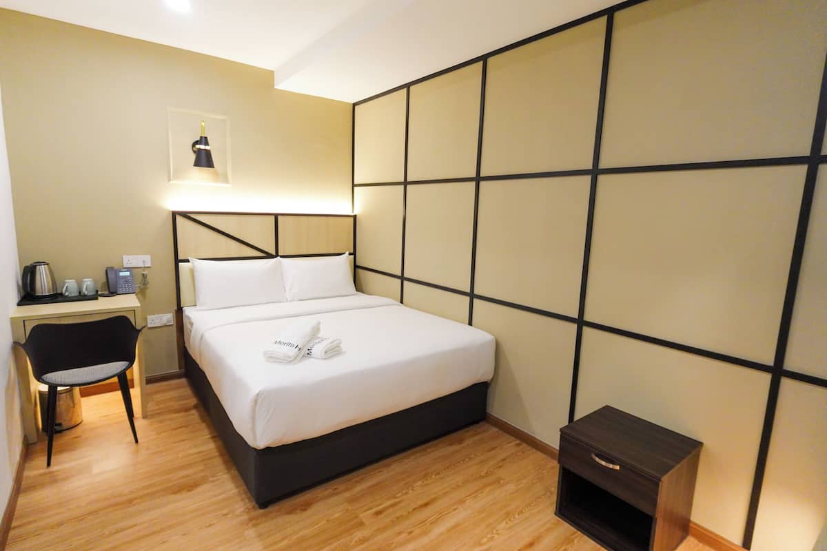Standard Room, 1 Queen Bed | Desk, laptop workspace, blackout drapes, free WiFi