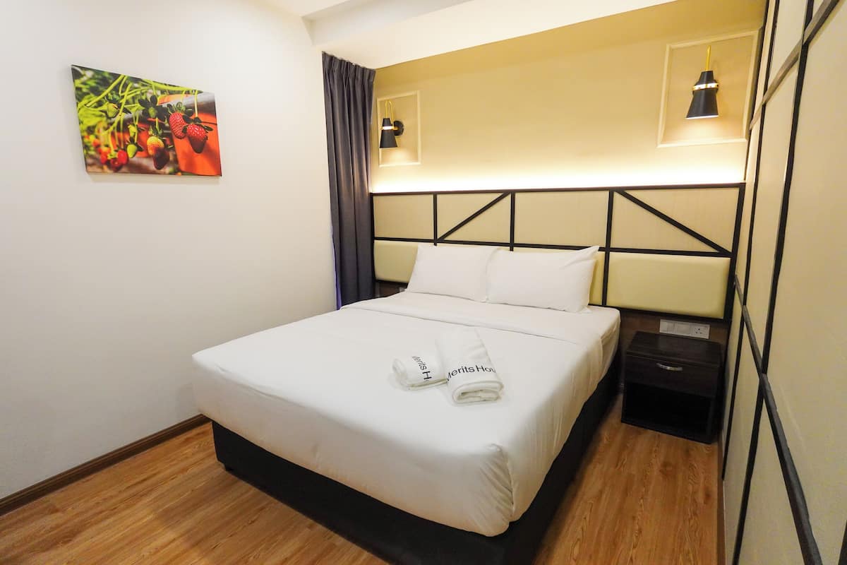 Superior Room, 1 Queen Bed | Desk, laptop workspace, blackout drapes, free WiFi