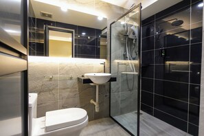 Quarto superior, 1 cama Queen | Banheiro | Chuveiro, secador de cabelo, chinelos, toalhas de banho