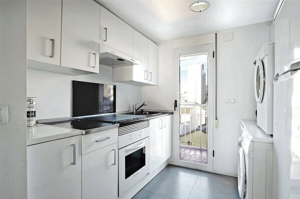 Appartement | Cuisine privée | Réfrigérateur, micro-ondes, four, plaque de cuisson