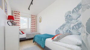 1 bedroom, bed sheets - Bytnara One Bedroom Apartment by Renters (Warsaw)