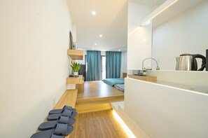 Deluxe Room, City View | Desk, free WiFi, bed sheets - Q Hotel & Apartment Han Market Da Nang (Da Nang)