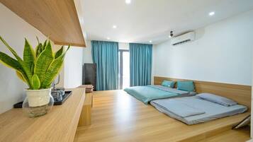 Deluxe Room, City View | Desk, free WiFi, bed sheets