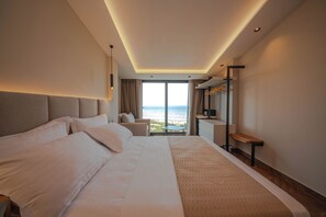 Deluxe driepersoonskamer, uitzicht op zee | Een minibar, een kluis op de kamer, een bureau, verduisterende gordijnen