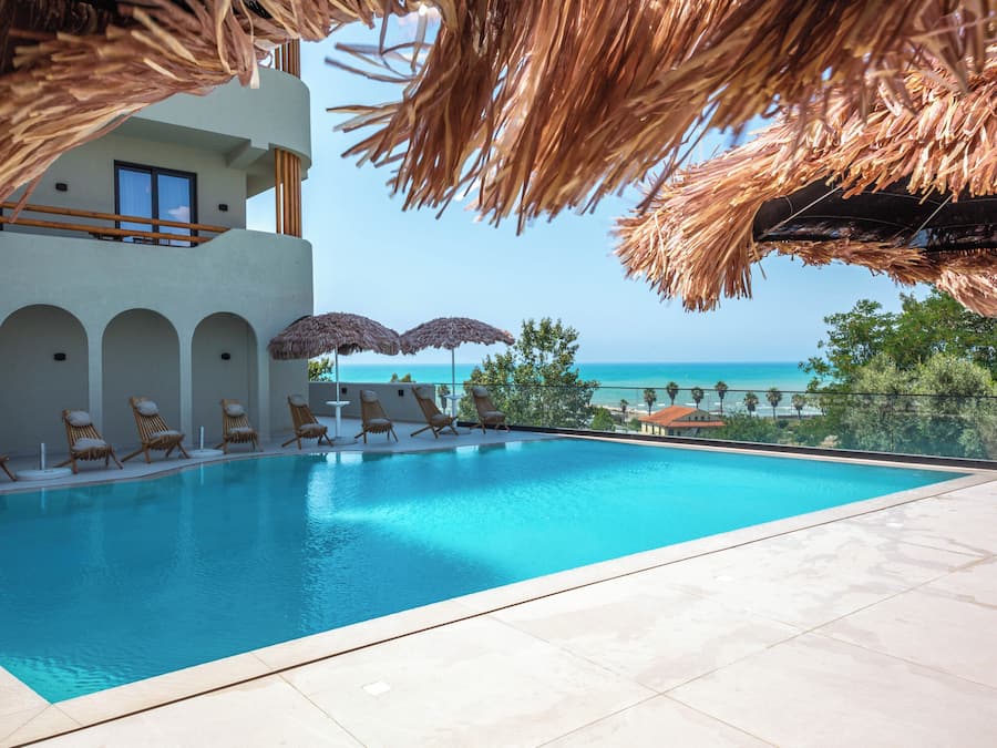 Außenpool (je nach Saison geöffnet), Sonnenschirme, Liegestühle