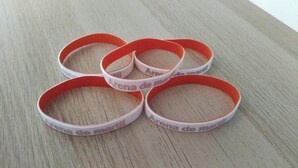 Quatre objectes circulars amb text, damunt una superfície de fusta.